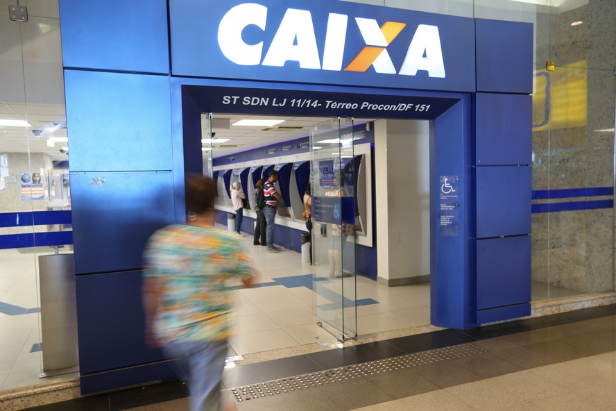 Fachada de uma agência da Caixa após anúncio de reajuste nas loterias