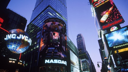 NY: Bolsas fecham em forte queda ante a resiliência de economia americana