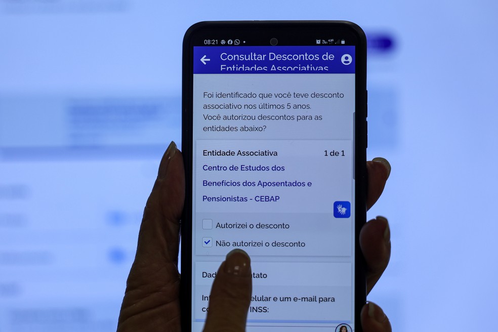 Aposentados e pensionistas do INSS podem requerer a devolução de valores descontados indevidamente por meio do aplicativo Meu INSS — Foto: Joédson Alves / Agência Brasil