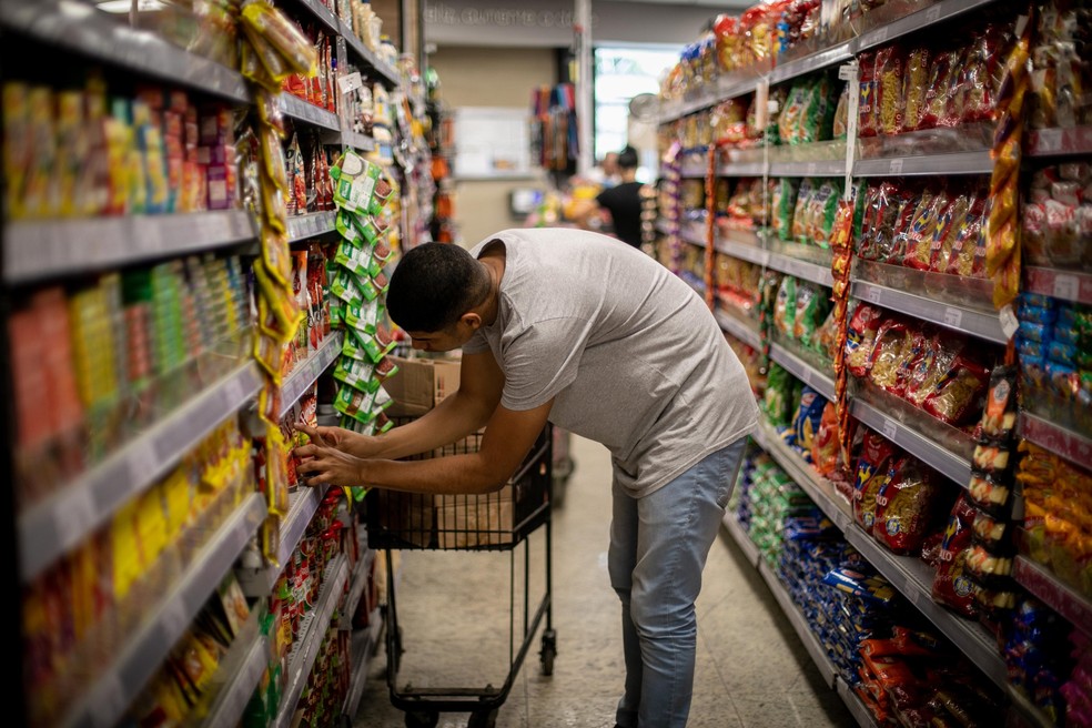 ECO - Rio de Janeiro, RJ. 14/10/2022. Alimentação em Falta - A população brasileira sente a alta dos preços dos alimentos. Preços altos em supermercados. NA FOTO: Movimentação de supermercado Smart em — Foto: Brenno Carvalho/Agência O Globo