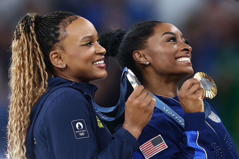A brasileira Rebeca Andrade (`esquerda) e a americana Simone Biles travam o principal duelo de ginástica artística nas Olimpíadas de Paris — Foto: Luiza Moraes/COB