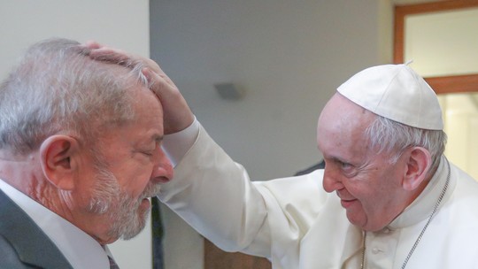Papa Francisco passou ‘noite tranquila’ no hospital após cirurgia, diz Vaticano