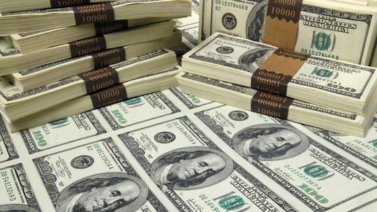 Saiba como a variação cambial do dólar influencia as decisões de investimento