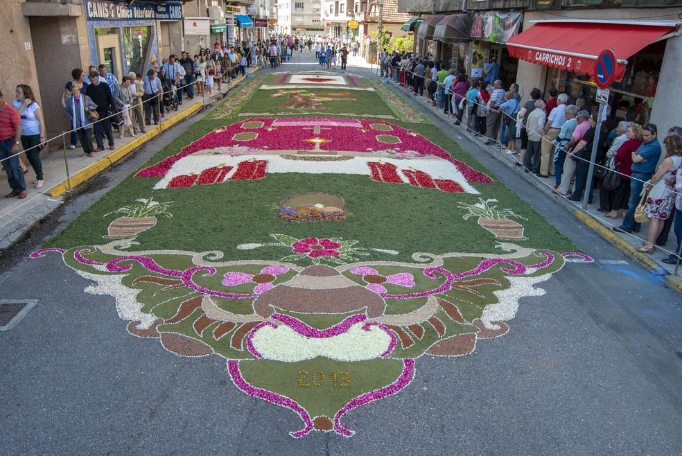 Tapetes coloridos são uma tradição do Corpus Christi — Foto: Getty Images