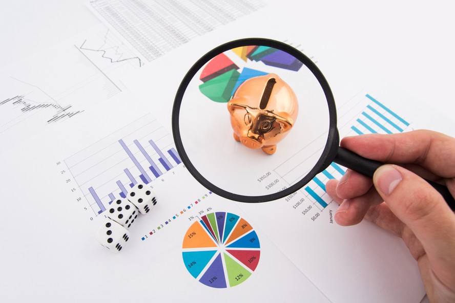 investimento gráfico porquinho lupa balanço