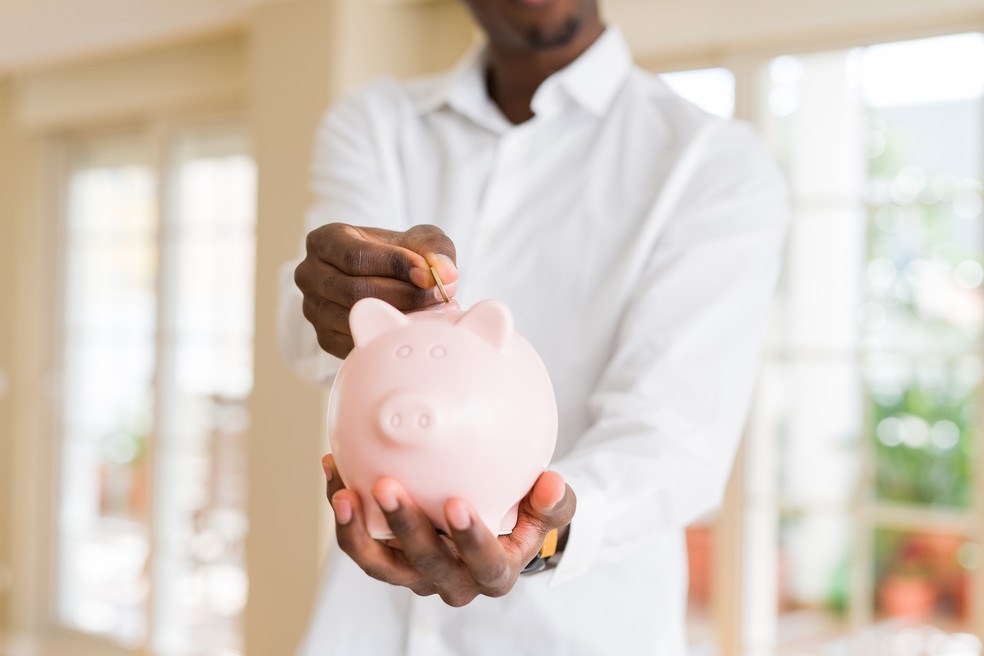 Pessoa segurando cédulas de dinheiro