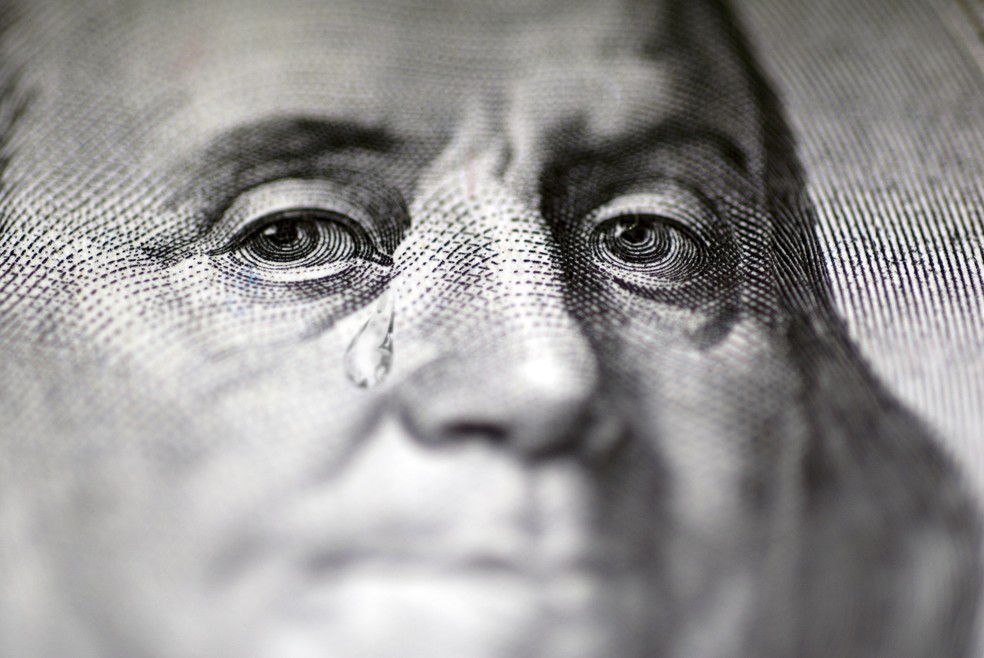Dólar desvaloriza em dia de agenda fraca e fecha em R$ 4,90, Moedas e  Juros