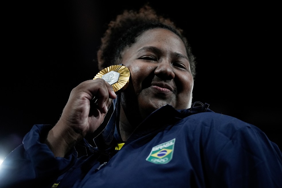 Beatriz Souza exibe medalha de ouro conquistada no judô — Foto: Alexandre Loureiro/COB