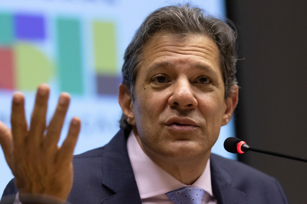 Ajuste fiscal será feito cobrando imposto de quem não paga, diz Haddad