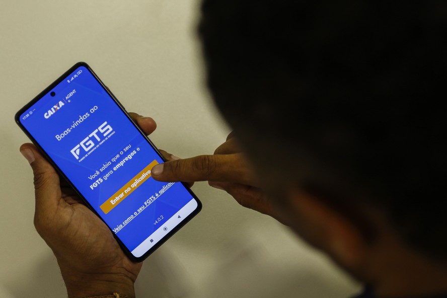 Trabalhador consulta saldo do FGTS após liberação autorizada pelo governo