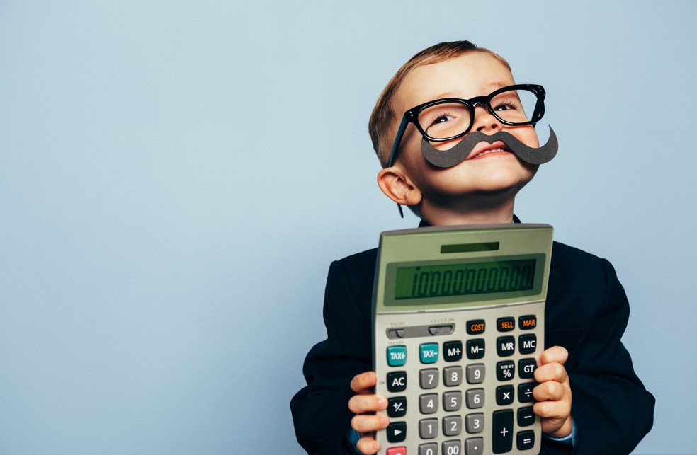 criança calculadora imposto taxa contabilidade — Foto: Getty Images