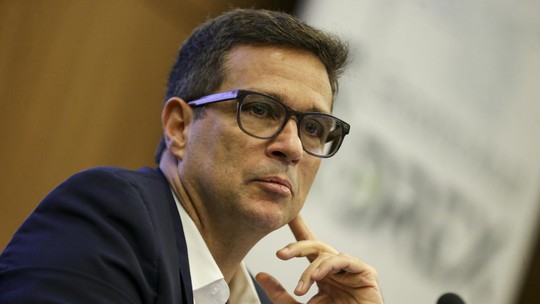 Campos Neto aponta 'porta menos aberta' para queda da Selic 