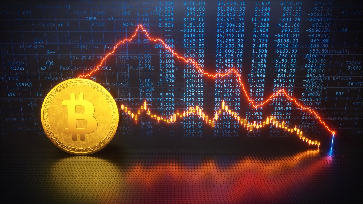 Após queda de quase 12%, bitcoin opera no campo azul