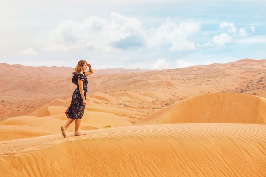 mulher olhando para frente no deserto