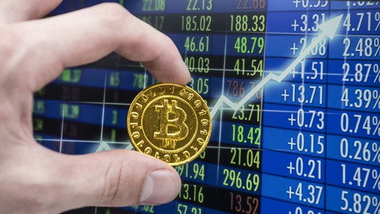 Com aposta na manutenção dos juros nos EUA, bitcoin inicia a semana em campo positivo