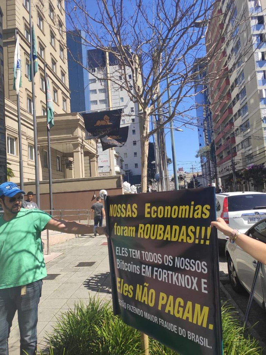 Investidores processam Grupo Bitcoin Banco após 2 meses de saques  bloqueados; pedidos superam R$ 70 milhões