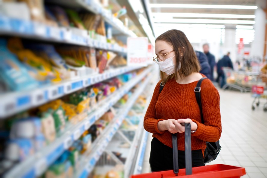 coronavírus mulher com máscara supermercado compras