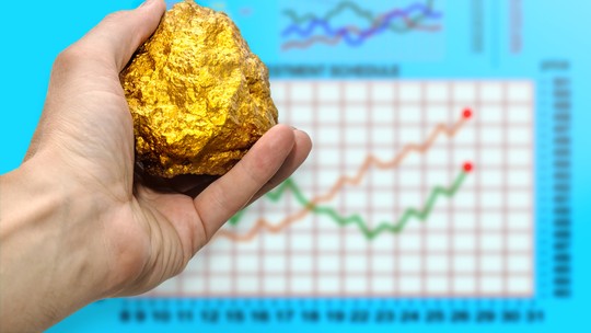 Ouro sobe e volta a superar US$ 4,8 mil com dólar e petróleo em queda