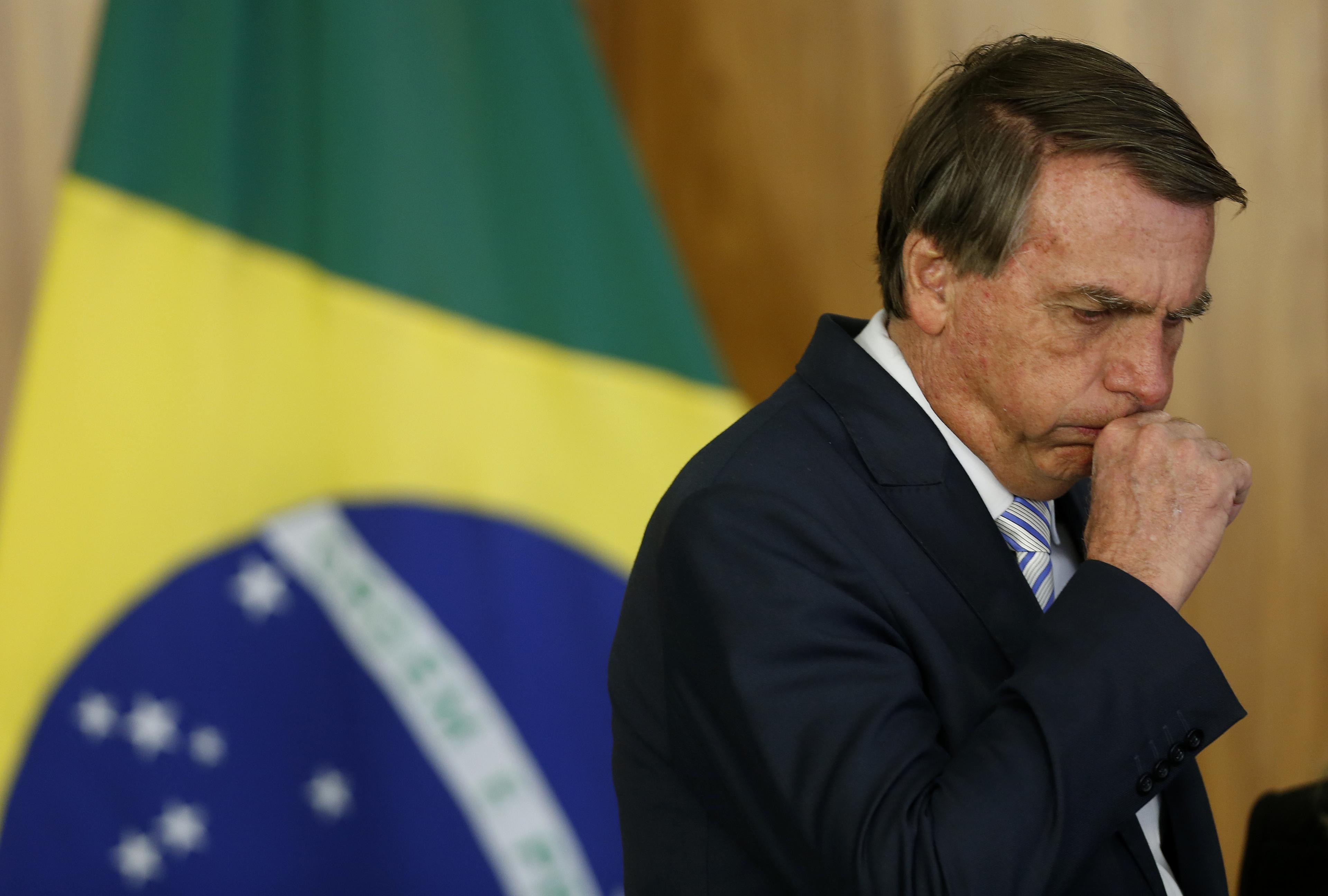 Metade do patrimônio de Bolsonaro e familiares foi comprada em dinheiro ...