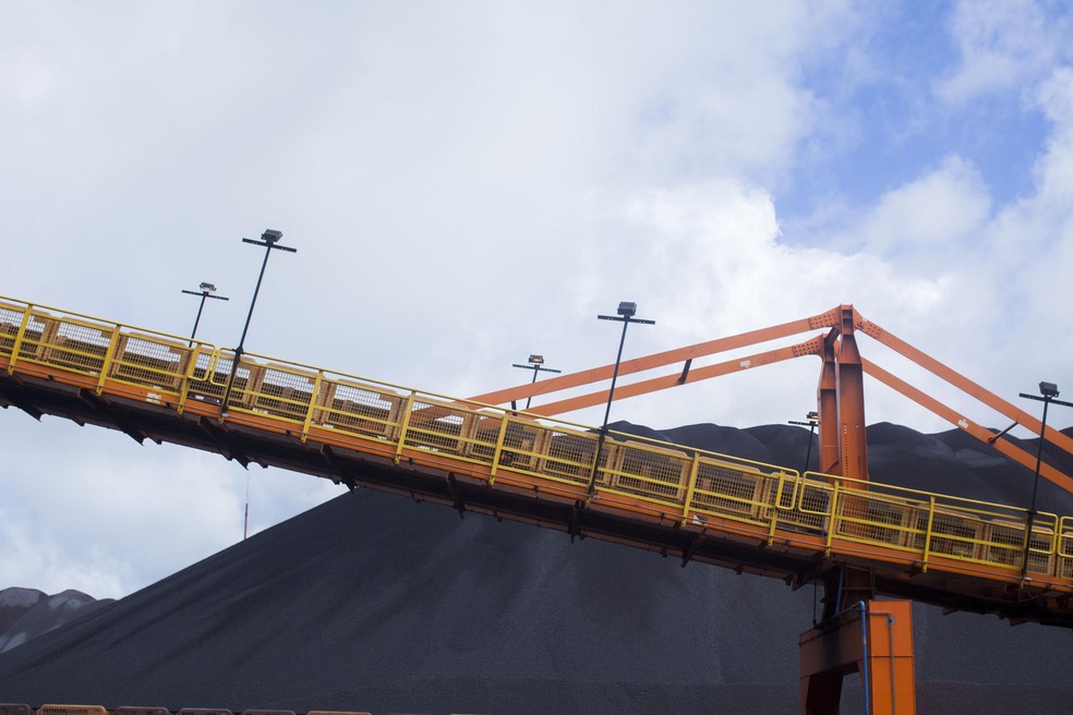  Esteira e patio de estocagem de minerio de ferro paro o porto, na unidade UBU da Samarco, no Espirito Santo  — Foto: Valor