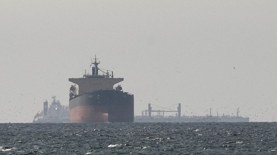 Situação no Estreito de Ormuz segue incerta com versões divergentes sobre bloqueio naval