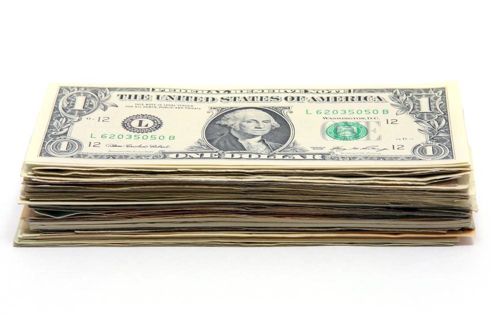 Dólar encerra em leve queda pressionado por preços mais altos do