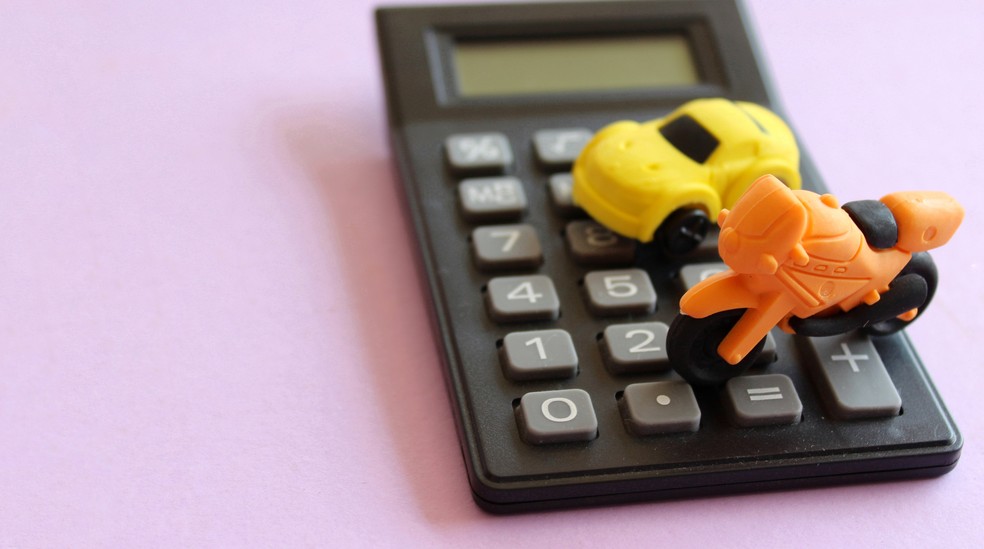 Imagem ilustrativa de veículo e imóvel